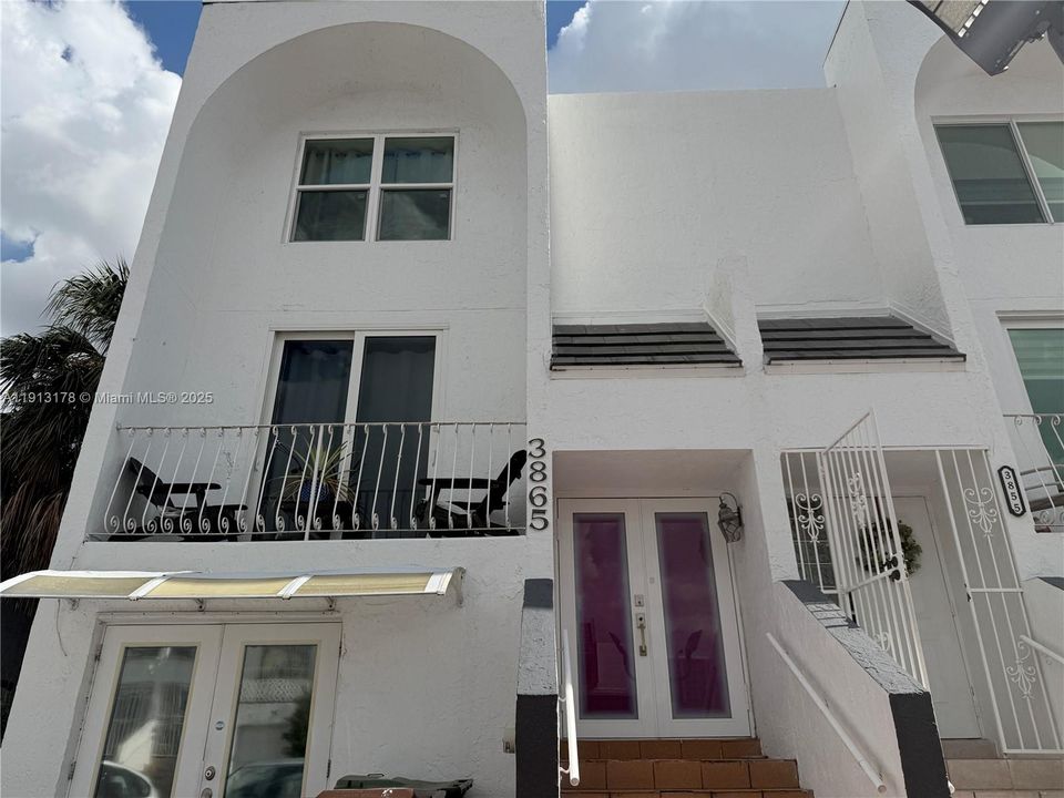 For Rent: $2,800 (3 beds, 2 baths, 2010 Square Feet)