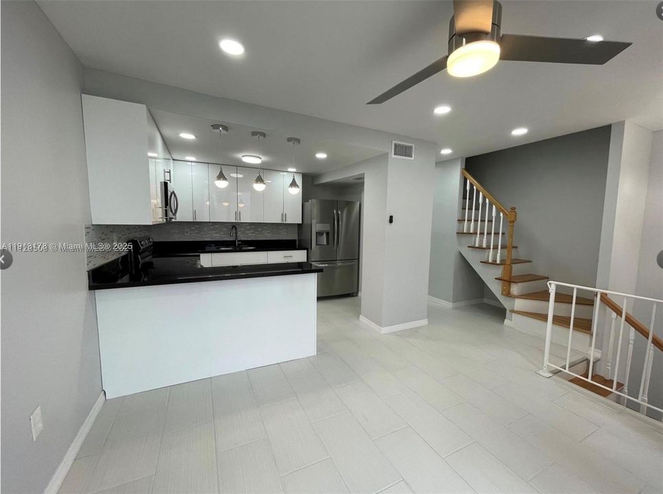 For Rent: $2,800 (3 beds, 2 baths, 2010 Square Feet)