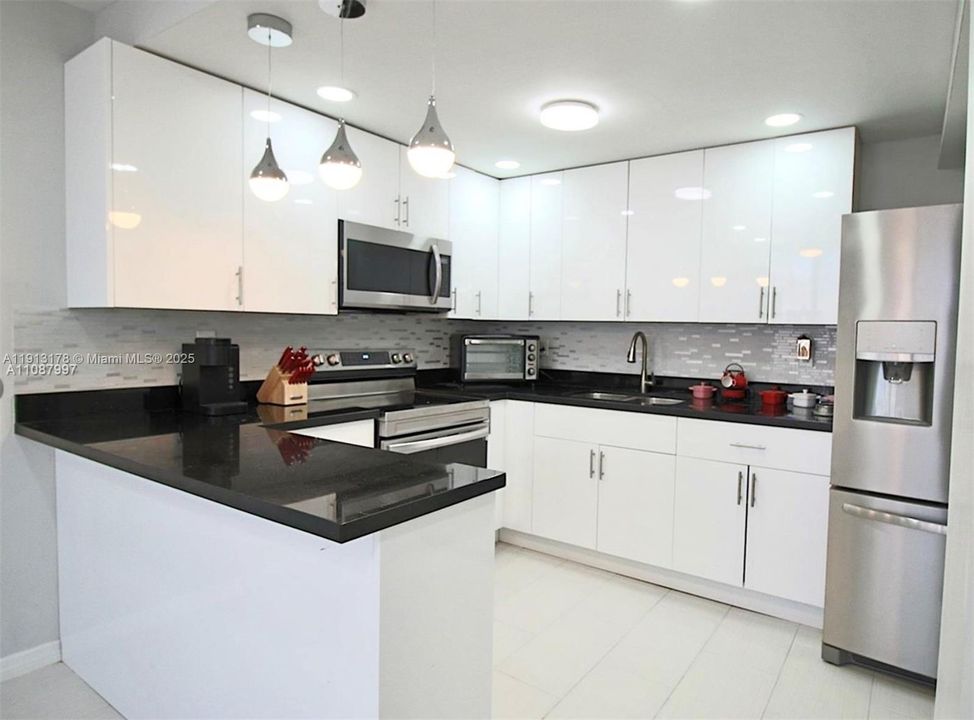 For Rent: $2,800 (3 beds, 2 baths, 2010 Square Feet)