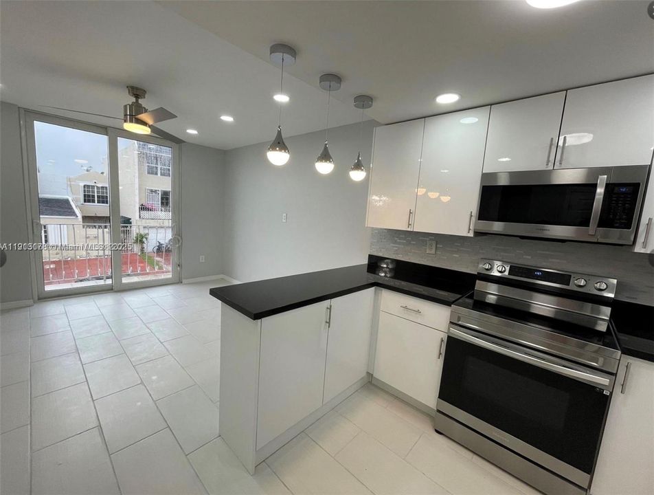 For Rent: $2,800 (3 beds, 2 baths, 2010 Square Feet)