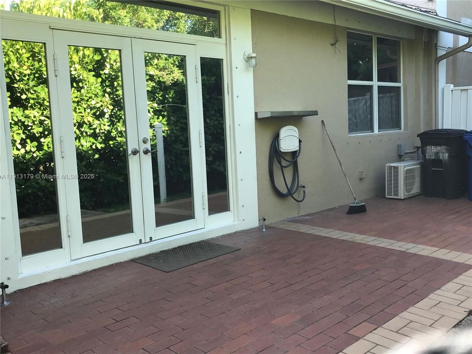 Active With Contract: $2,800 (3 beds, 2 baths, 1137 Square Feet)