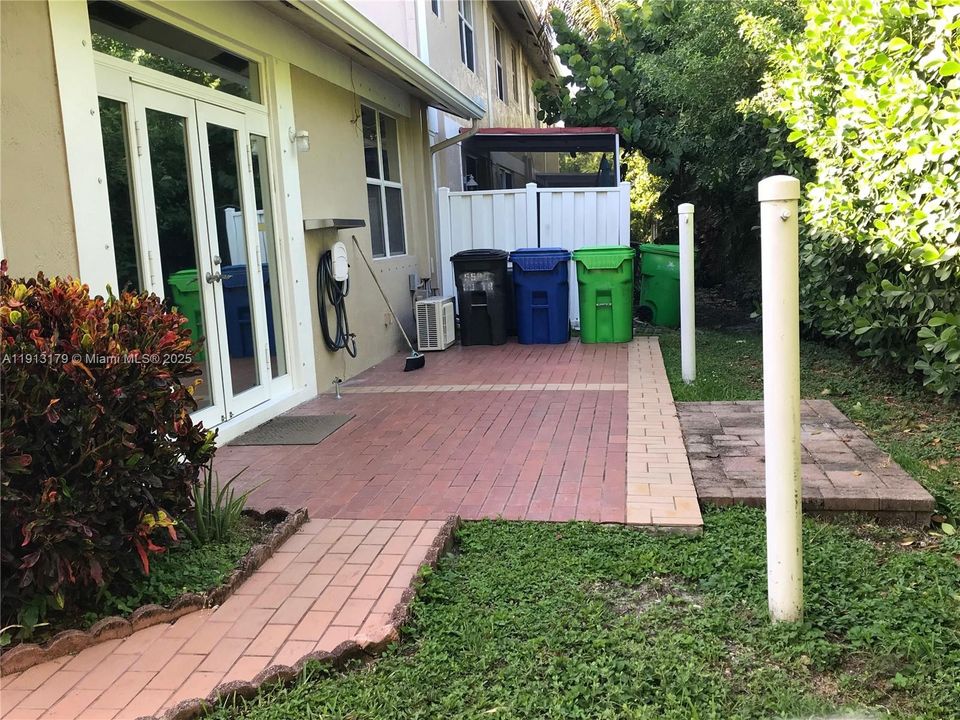 Active With Contract: $2,800 (3 beds, 2 baths, 1137 Square Feet)