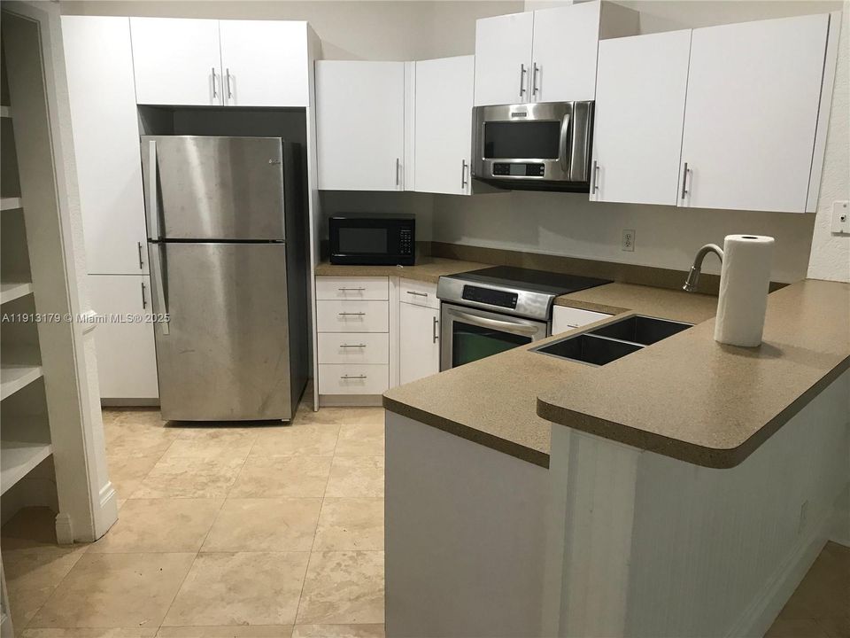 Active With Contract: $2,800 (3 beds, 2 baths, 1137 Square Feet)