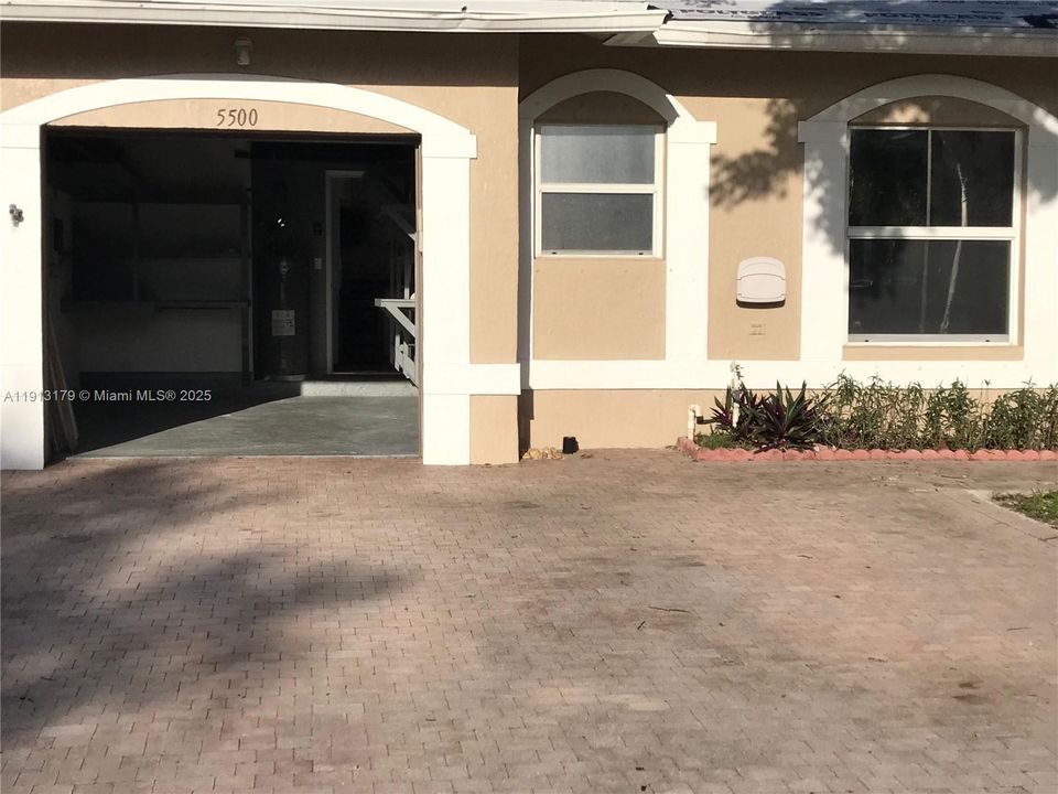 Active With Contract: $2,800 (3 beds, 2 baths, 1137 Square Feet)