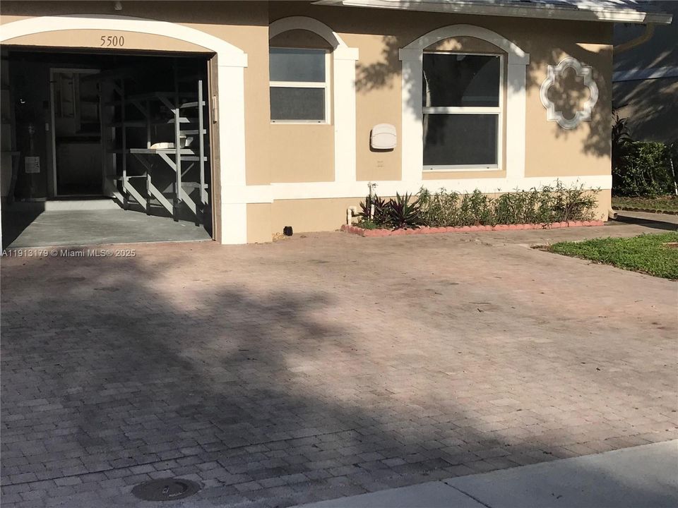 Active With Contract: $2,800 (3 beds, 2 baths, 1137 Square Feet)