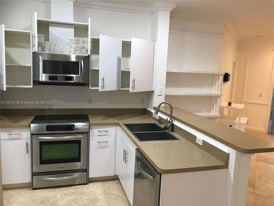 Active With Contract: $2,800 (3 beds, 2 baths, 1137 Square Feet)