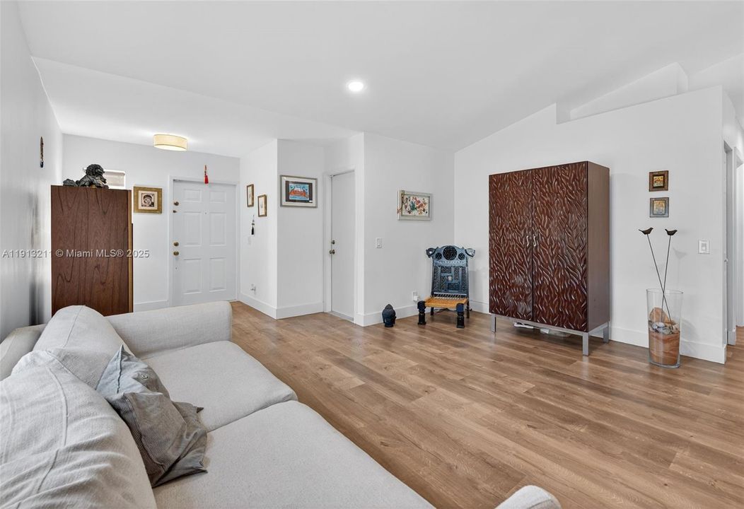 Active With Contract: $650,000 (3 beds, 2 baths, 1542 Square Feet)