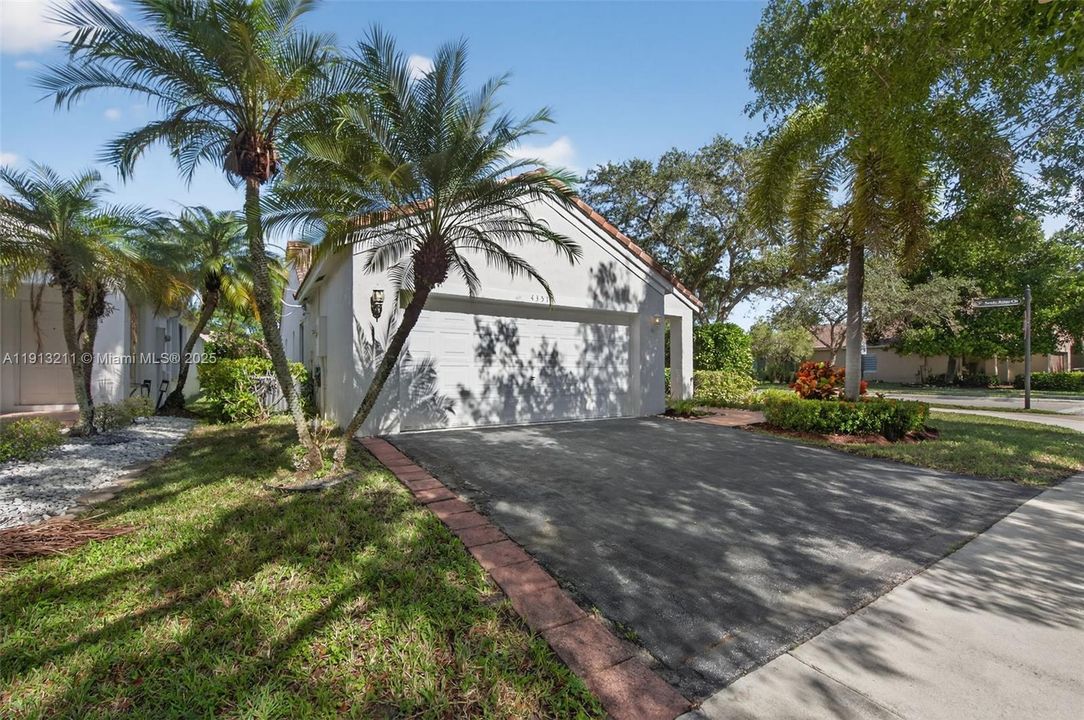 Active With Contract: $650,000 (3 beds, 2 baths, 1542 Square Feet)