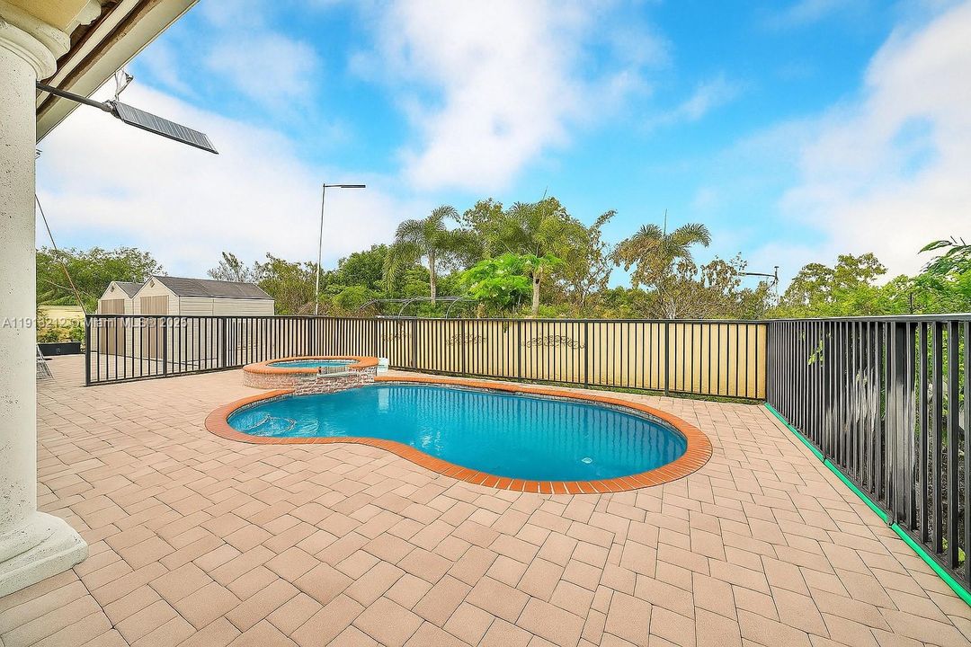 En Venta: $595,000 (3 camas, 2 baños, 0 Pies cuadrados)