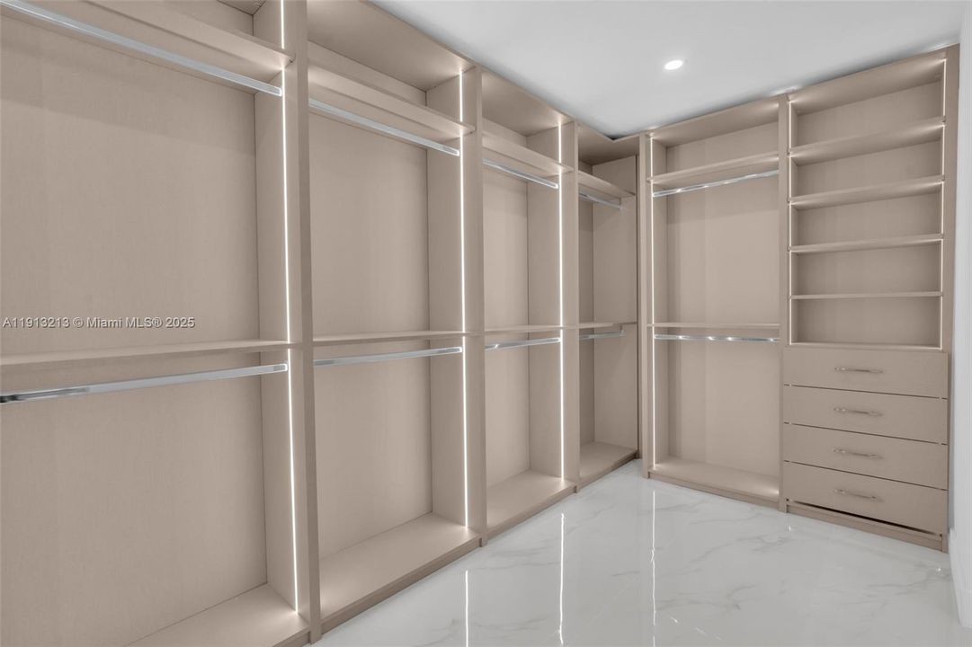 Active With Contract: $3,850,000 (4 beds, 5 baths, 3189 Square Feet)