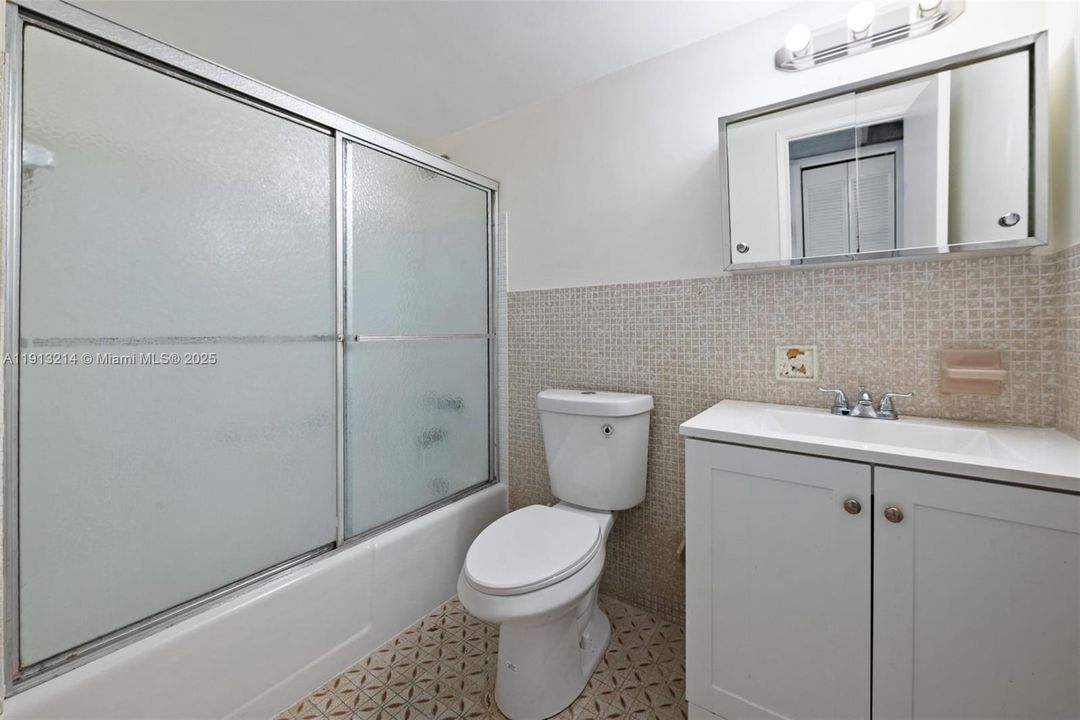 For Rent: $1,300 (1 beds, 1 baths, 692 Square Feet)