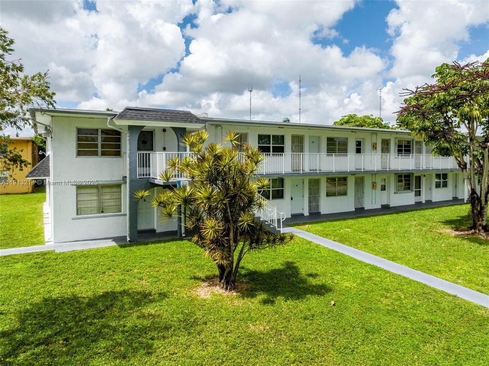 For Rent: $1,300 (1 beds, 1 baths, 692 Square Feet)