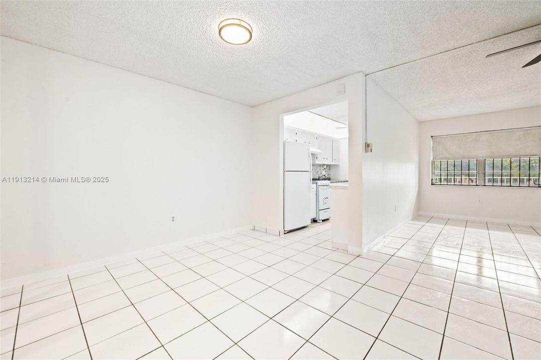 For Rent: $1,300 (1 beds, 1 baths, 692 Square Feet)