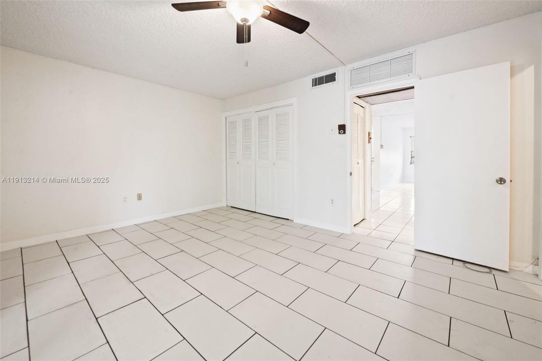 For Rent: $1,300 (1 beds, 1 baths, 692 Square Feet)