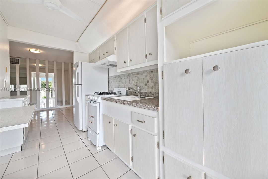 For Rent: $1,300 (1 beds, 1 baths, 692 Square Feet)