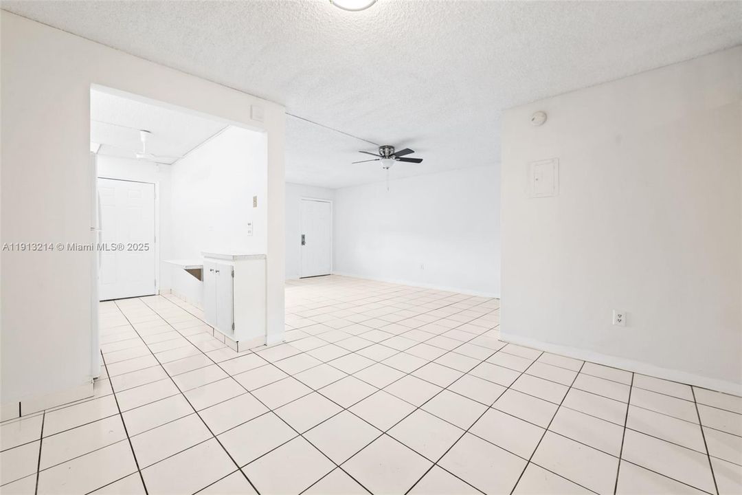 For Rent: $1,300 (1 beds, 1 baths, 692 Square Feet)