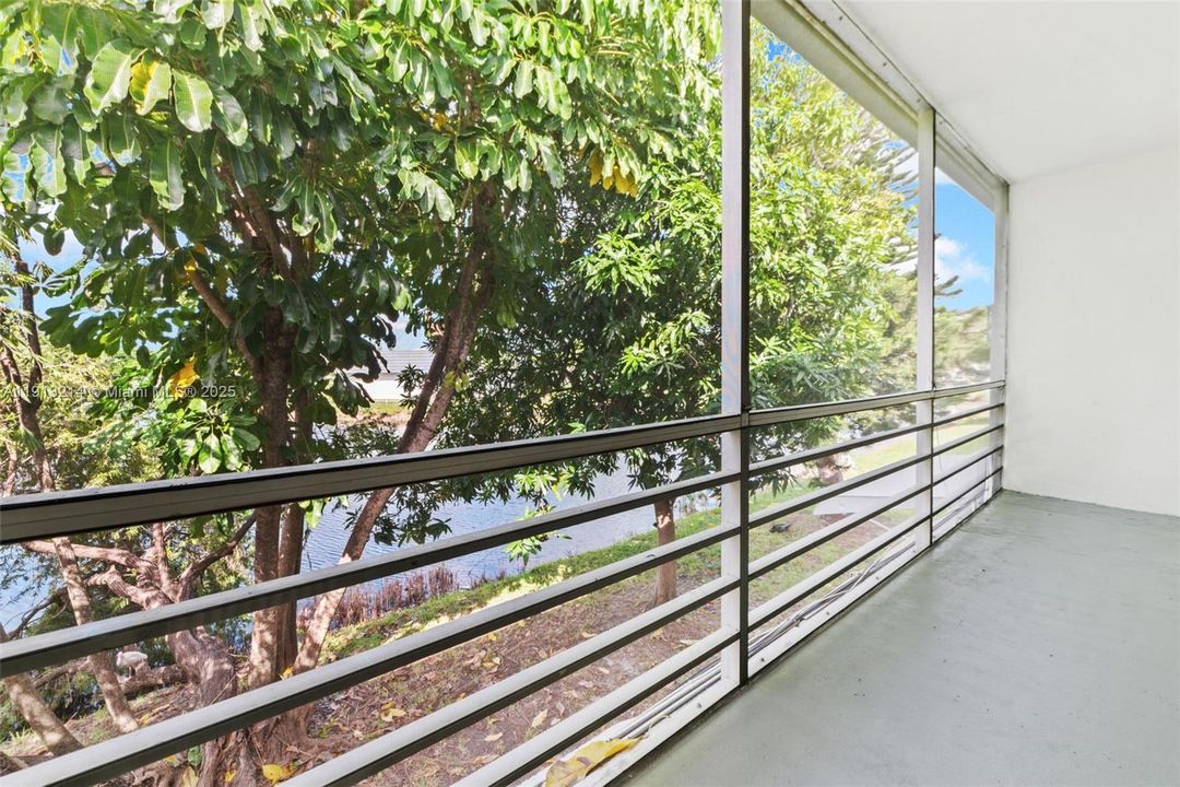 For Rent: $1,300 (1 beds, 1 baths, 692 Square Feet)