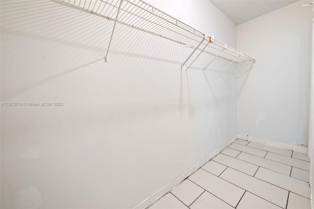 For Rent: $1,300 (1 beds, 1 baths, 692 Square Feet)