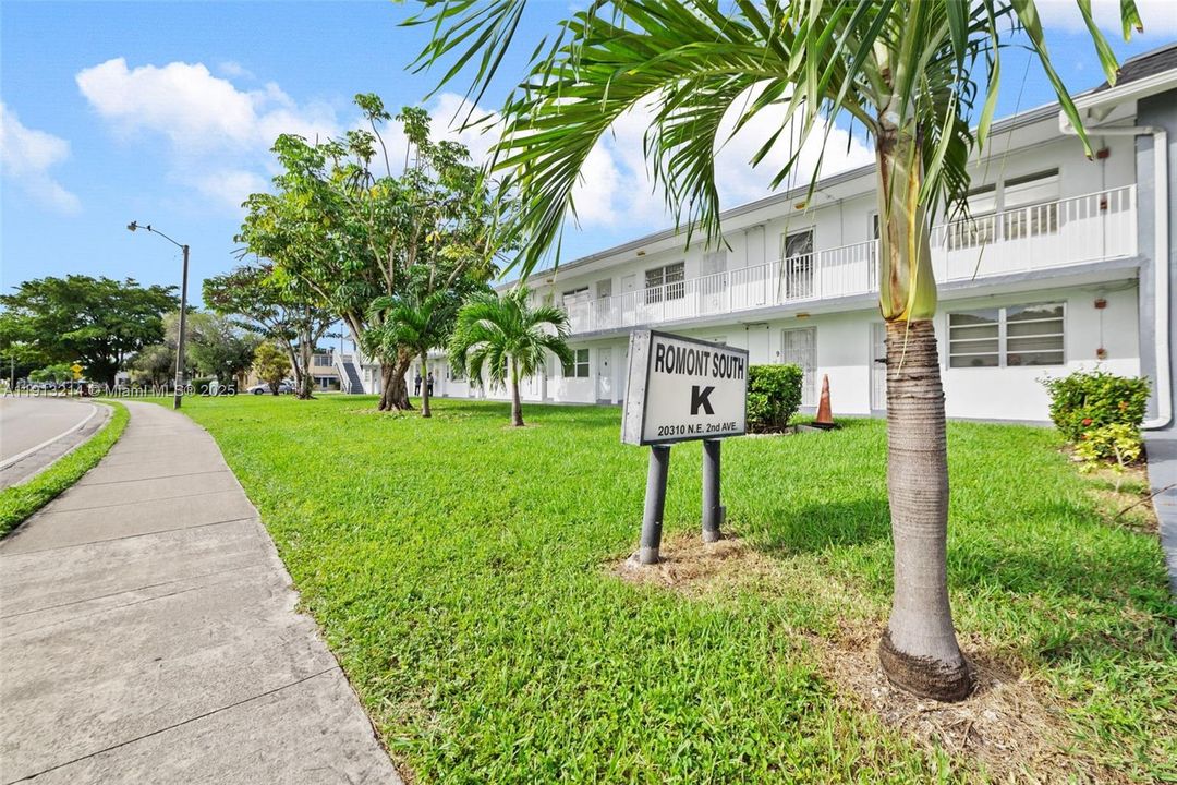 For Rent: $1,300 (1 beds, 1 baths, 692 Square Feet)