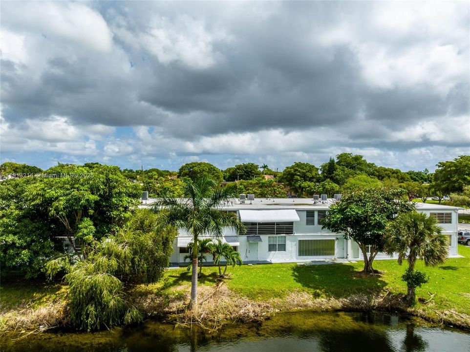 For Rent: $1,300 (1 beds, 1 baths, 692 Square Feet)