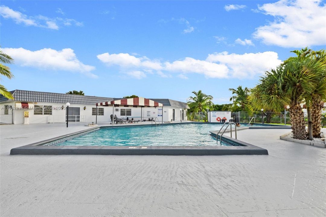 For Rent: $1,300 (1 beds, 1 baths, 692 Square Feet)