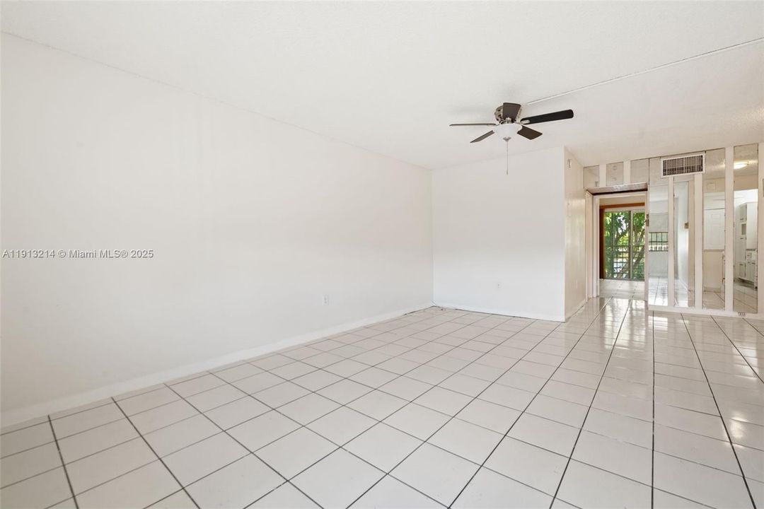 For Rent: $1,300 (1 beds, 1 baths, 692 Square Feet)