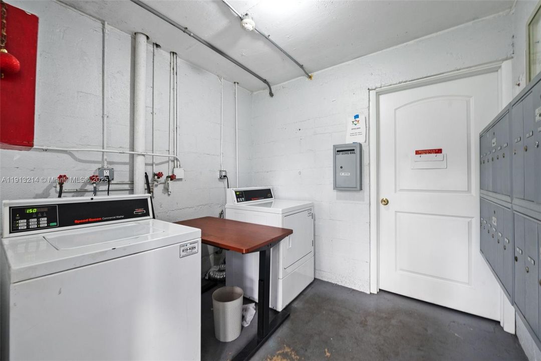 For Rent: $1,300 (1 beds, 1 baths, 692 Square Feet)