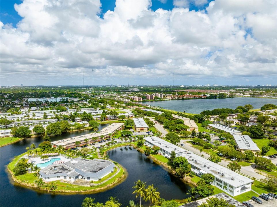 For Rent: $1,300 (1 beds, 1 baths, 692 Square Feet)