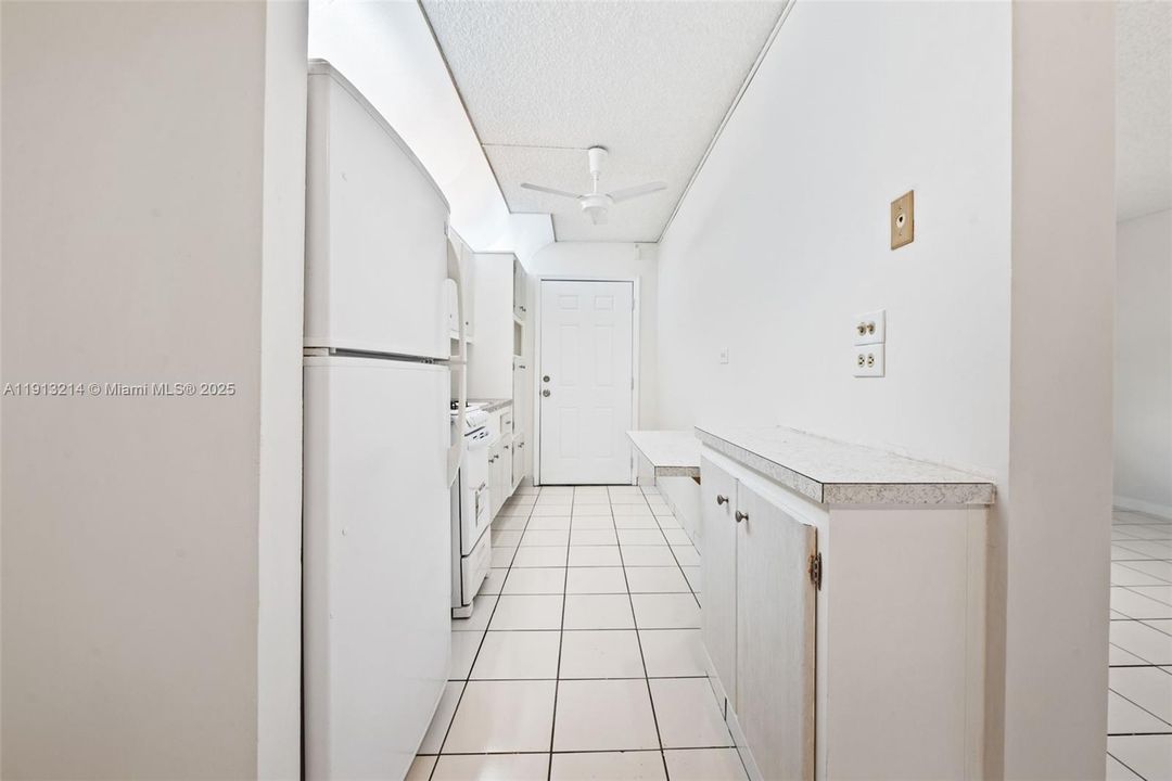 For Rent: $1,300 (1 beds, 1 baths, 692 Square Feet)