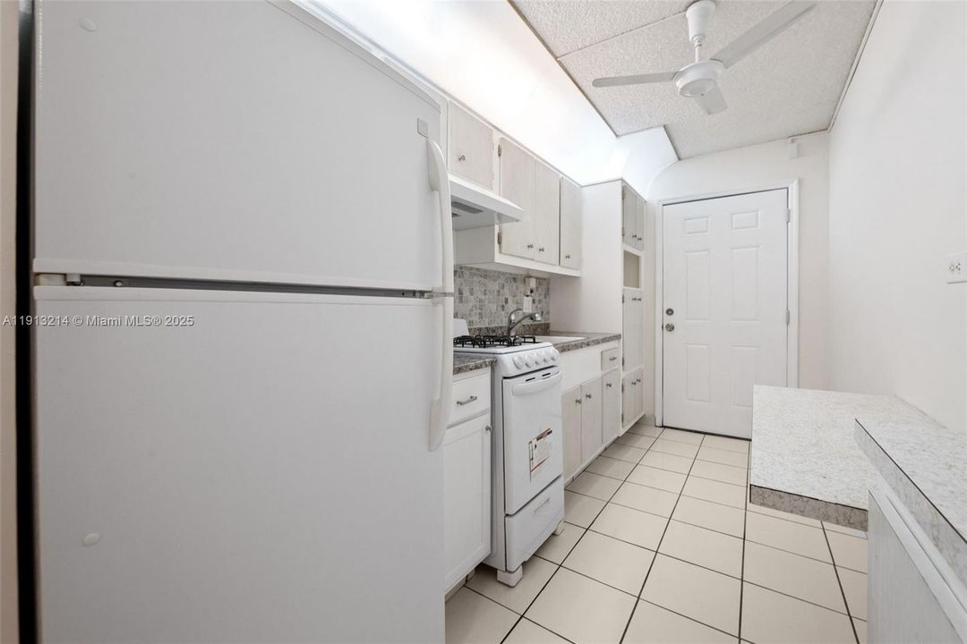 For Rent: $1,300 (1 beds, 1 baths, 692 Square Feet)