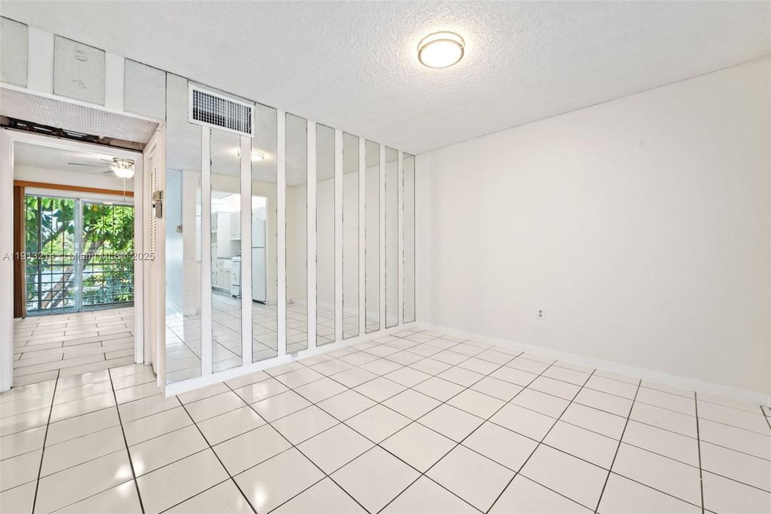 For Rent: $1,300 (1 beds, 1 baths, 692 Square Feet)