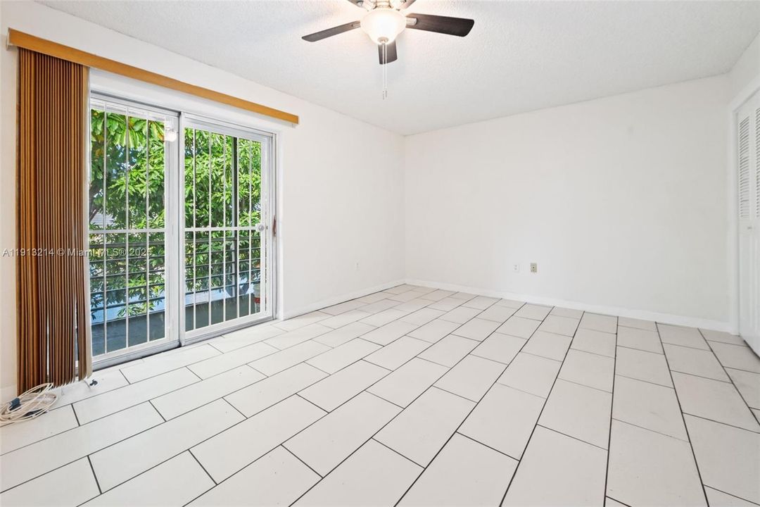 For Rent: $1,300 (1 beds, 1 baths, 692 Square Feet)