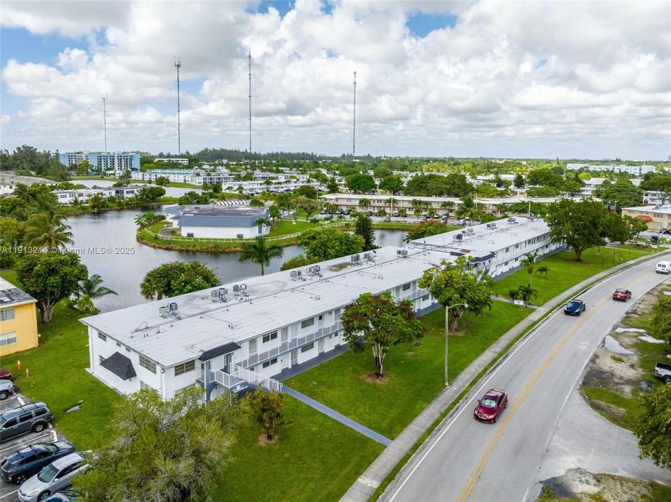 For Rent: $1,300 (1 beds, 1 baths, 692 Square Feet)