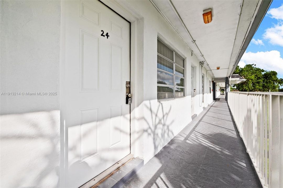 For Rent: $1,300 (1 beds, 1 baths, 692 Square Feet)