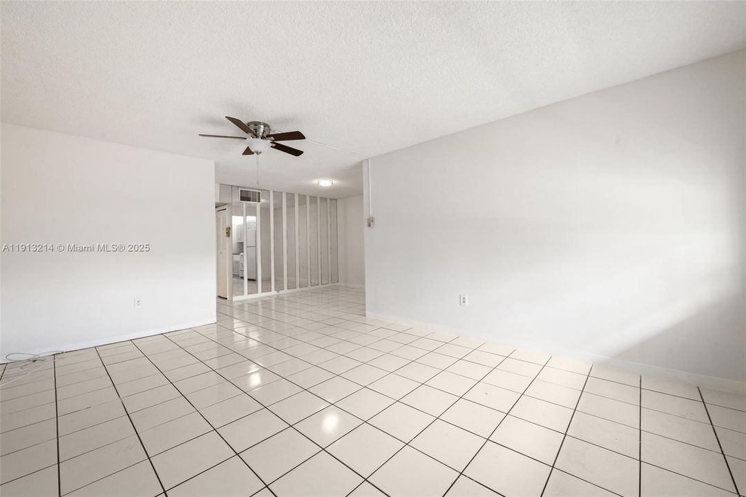 For Rent: $1,300 (1 beds, 1 baths, 692 Square Feet)