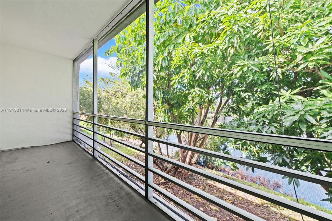 For Rent: $1,300 (1 beds, 1 baths, 692 Square Feet)