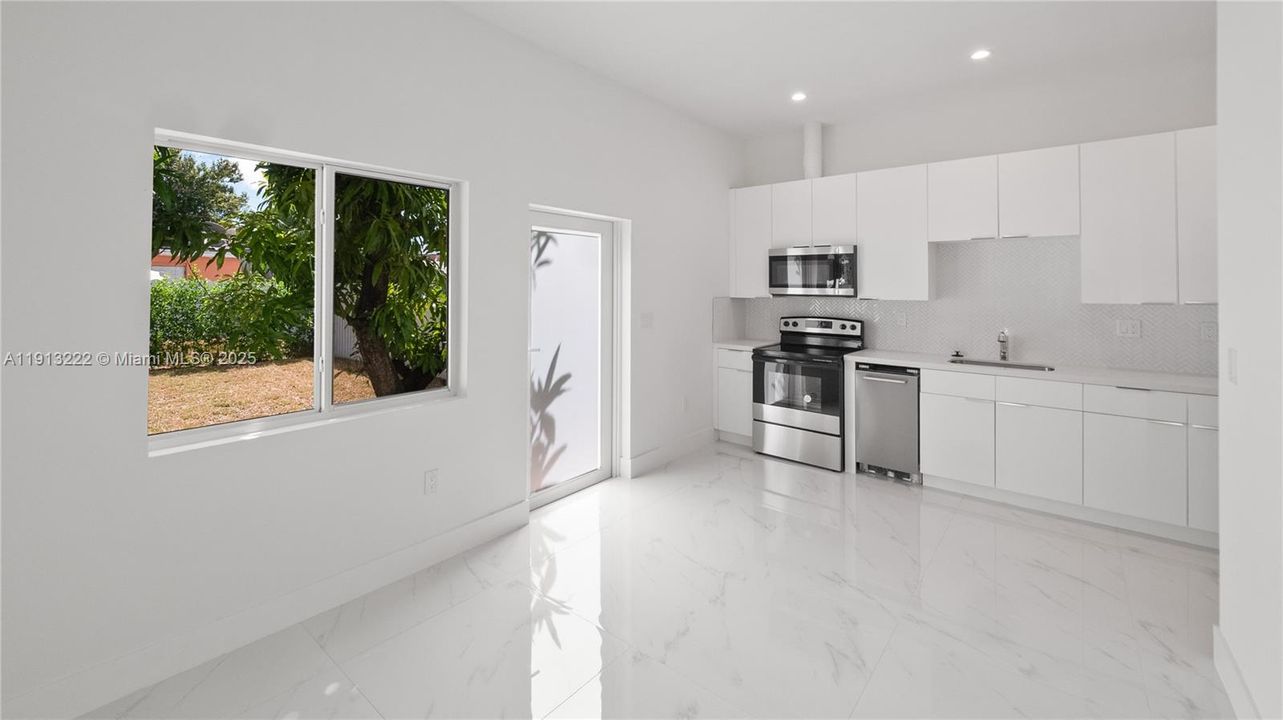 待售: $699,800 (3 贝兹, 2 浴室, 1100 平方英尺)