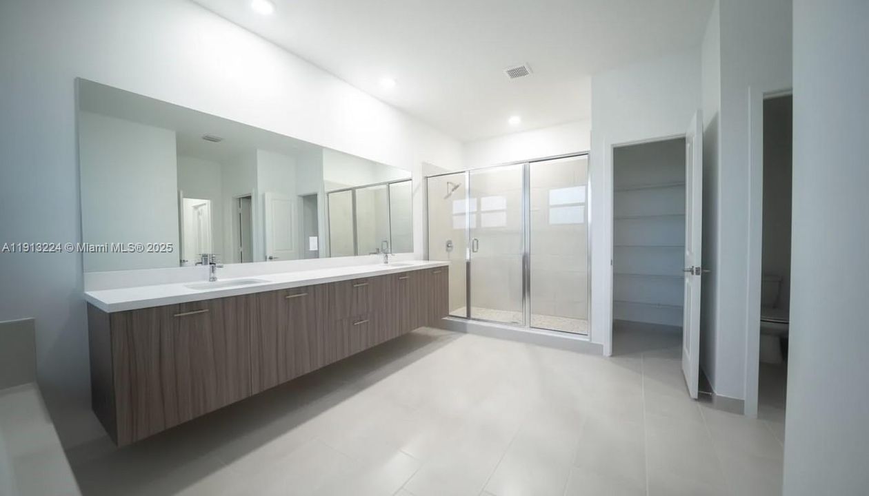 На продажу: $1,400,000 (5 спален, 4 ванн, 3381 Квадратных фут)