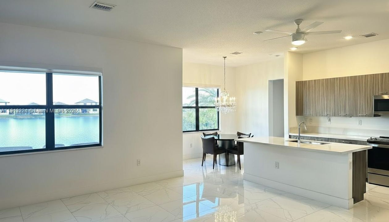 На продажу: $1,400,000 (5 спален, 4 ванн, 3381 Квадратных фут)