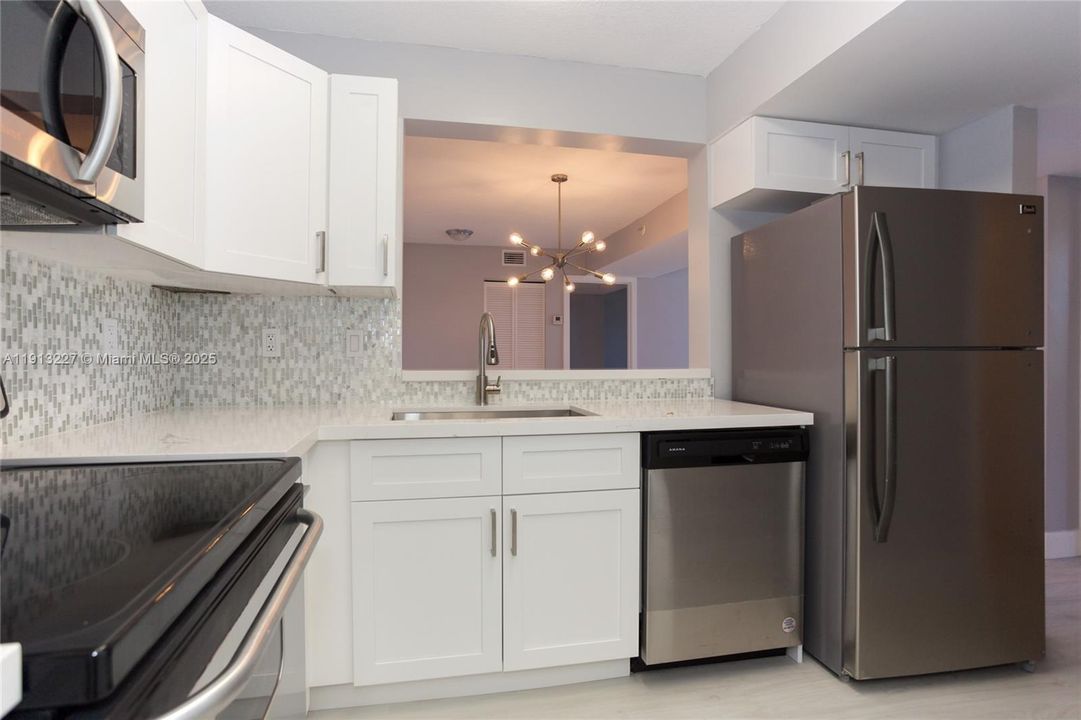 合同活跃: $289,900 (2 贝兹, 2 浴室, 1020 平方英尺)