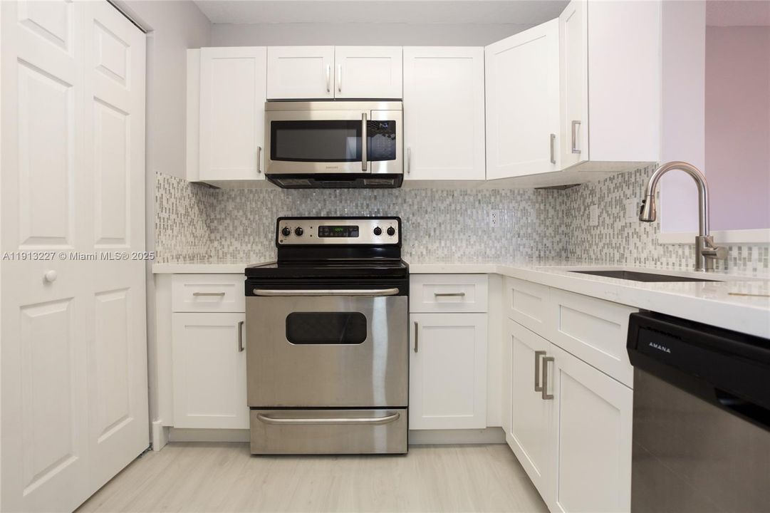 合同活跃: $289,900 (2 贝兹, 2 浴室, 1020 平方英尺)