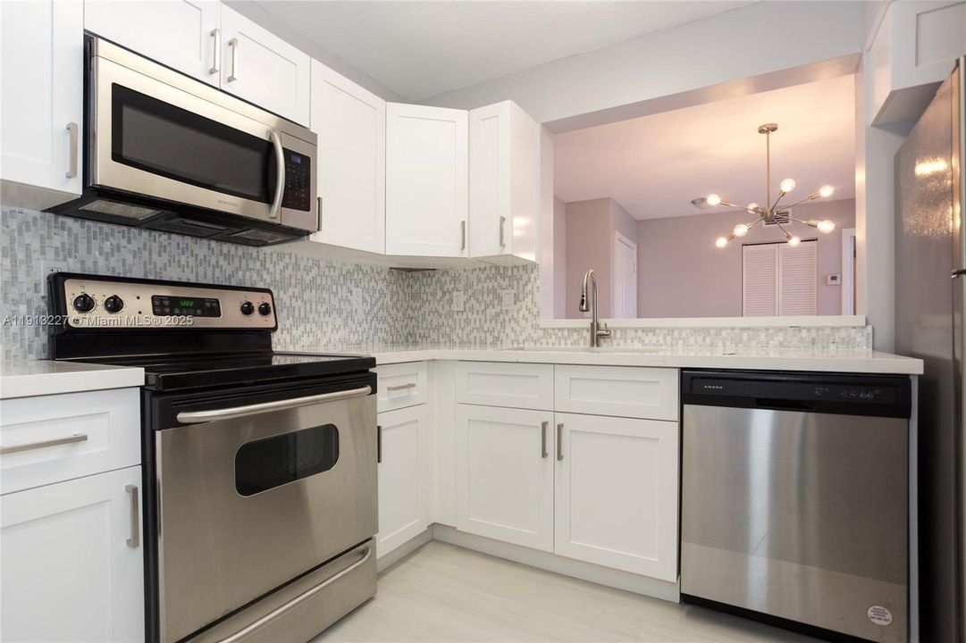 合同活跃: $289,900 (2 贝兹, 2 浴室, 1020 平方英尺)