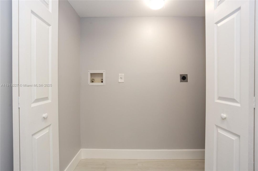 合同活跃: $289,900 (2 贝兹, 2 浴室, 1020 平方英尺)