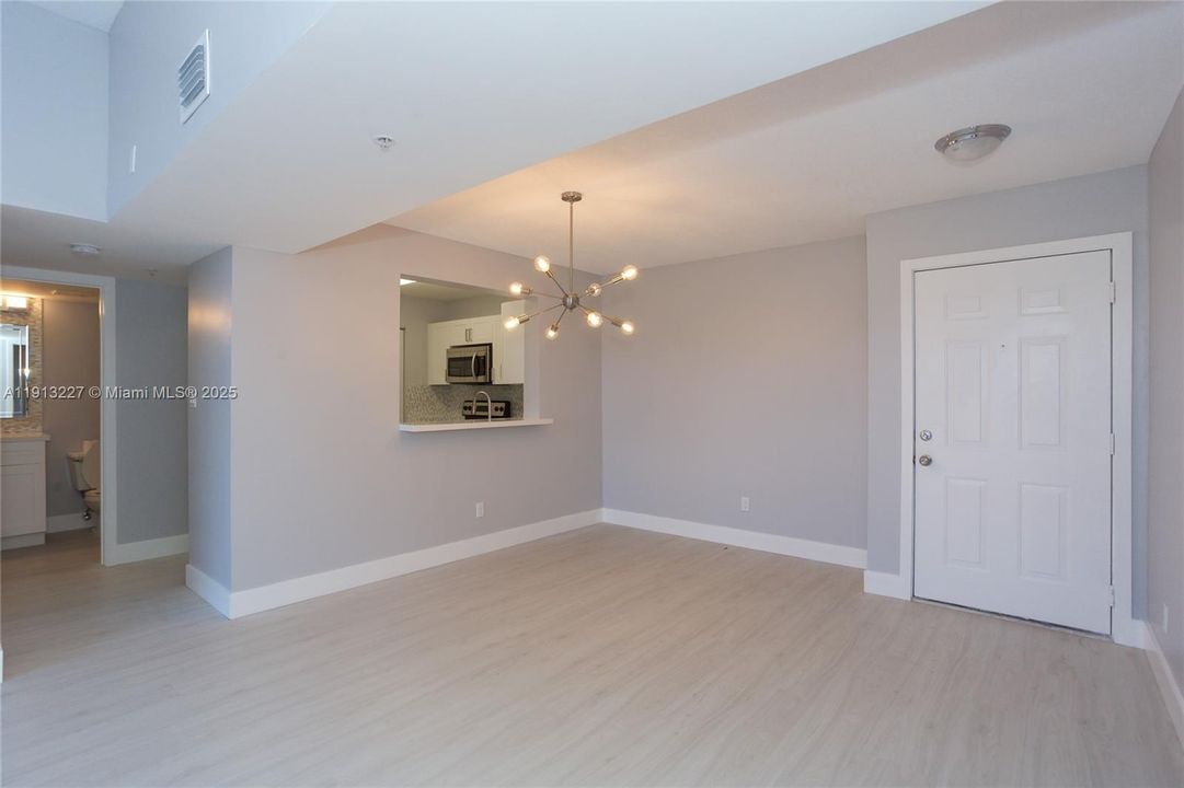 合同活跃: $289,900 (2 贝兹, 2 浴室, 1020 平方英尺)