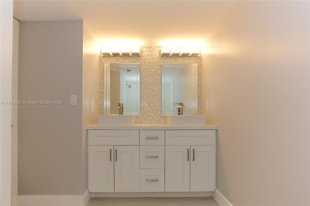 合同活跃: $289,900 (2 贝兹, 2 浴室, 1020 平方英尺)