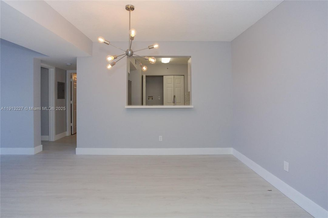 合同活跃: $289,900 (2 贝兹, 2 浴室, 1020 平方英尺)