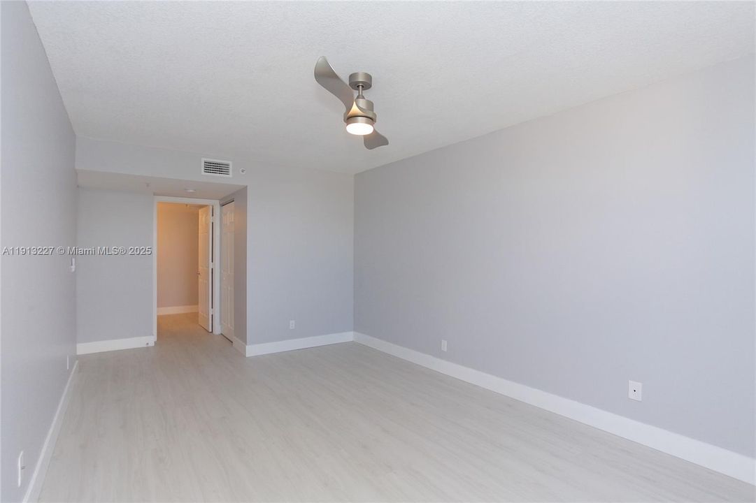 合同活跃: $289,900 (2 贝兹, 2 浴室, 1020 平方英尺)