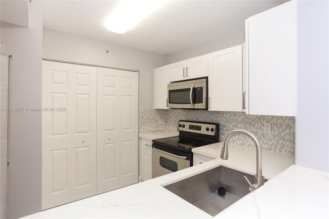 合同活跃: $289,900 (2 贝兹, 2 浴室, 1020 平方英尺)