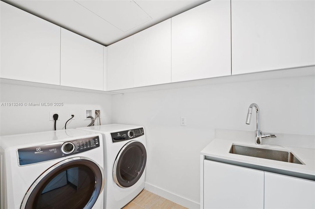 For Sale: $3,795,000 (3 beds, 3 baths, 2500 Square Feet)