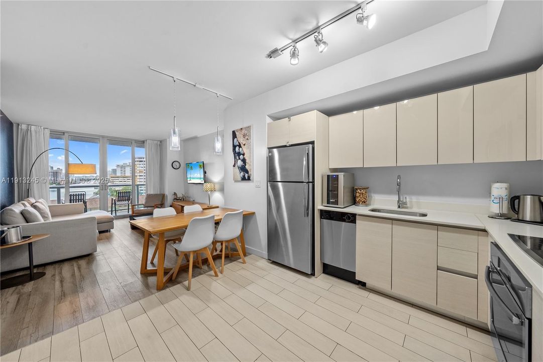 待售: $439,000 (2 贝兹, 2 浴室, 1030 平方英尺)